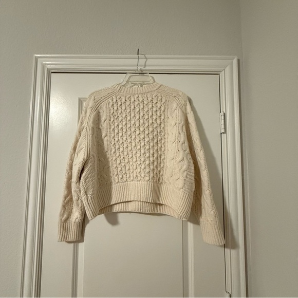 UNIVERSAL THREAD SWEATER SIZE SMALL - Picture 3 of 5